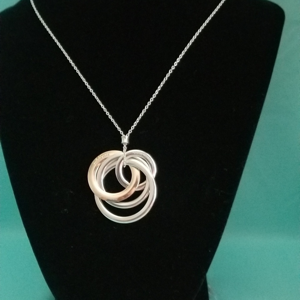 Interlocking circle pendant necklace